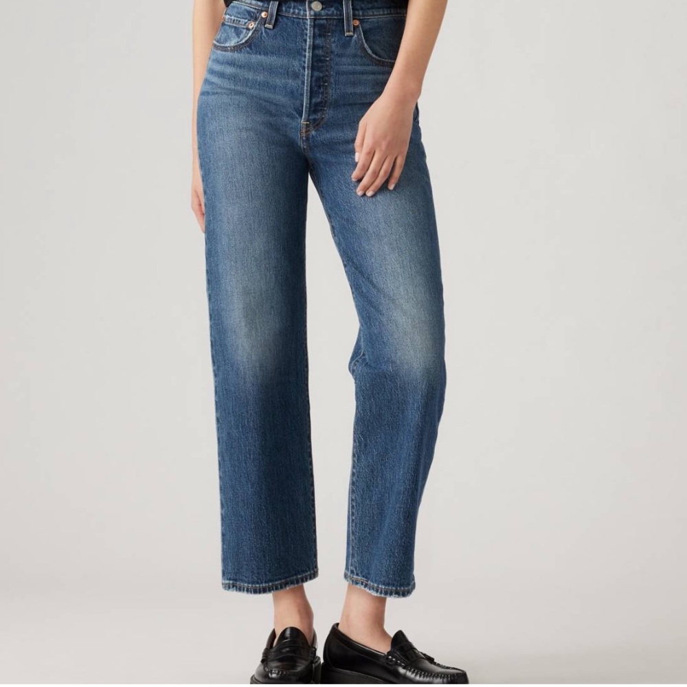 Levi's Women's Straight Leg Jeans in Medium Blue Wash